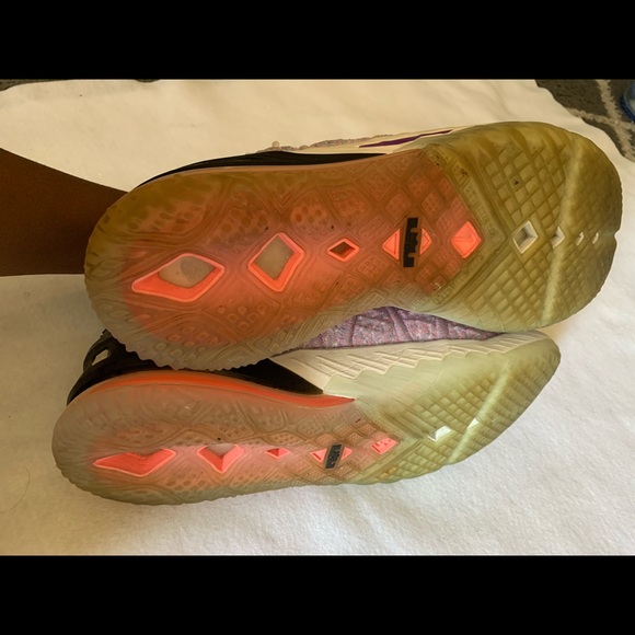 LeBron James shoe size 13 - Picture 3 of 4